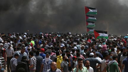 Des Palestiniens se rassemblent dans la bande de Gaza, près de la frontière avec Israël, pour manifester contre le transfert de l'ambassade américaine à Jérusalem, le 14 mai 2018. (IBRAHEEM ABU MUSTAFA / REUTERS)