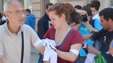 Distribution de rubans à Sarajevo contre le déni du génocide, le 3 mai 2012 (AFP/ELVIS BARUKVIC)