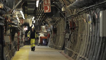 Un employ&eacute; dans les couloirs du laboratoire exp&eacute;rimental d'enfouissement de d&eacute;chets nucl&eacute;aires &agrave; Bure (Meuse), le 4 f&eacute;vrier 2013. (JEAN-CHRISTOPHE VERHAEGEN / AFP)