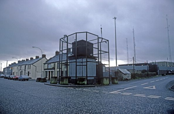 Une tour d'observation à l'entrée de la rue menant au poste de police de Crossmaglen, en 1985. (ALAIN LE GARSMEUR / HULTON ARCHIVE / GETTY IMAGES)