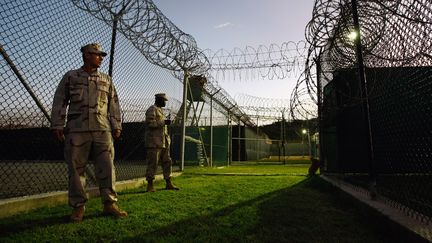 Des soldats am&eacute;ricains se tiennent devant un camp de d&eacute;tenus chinois, le 28 octobre 2009, au centre de d&eacute;tention am&eacute;ricain de Guantanamo, &agrave; Cuba. (JOHN MOORE / GETTY IMAGES NORTH AMERICA / AFP)