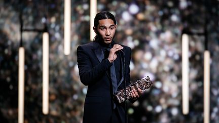 L'acteur Dylan Robert, son César du meilleur espoir masculin en main, le 22 février 2019 à Paris (THOMAS PADILLA / MAXPPP)