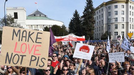 Les manifestants protestent contre un possible durcissement de la loi sur l'avortement en Pologne, déjà l'une des plus restrictives en Europe, à Varsovie, le 3 avril 2016. (JANEK SKARZYNSKI / AFP)