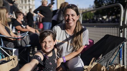 Michelle et sa fille sont venues spécialement des Etats-Unis pour assister aux&nbsp;funérailles d'Elizabeth II à Londres. (PIERRE-LOUIS CARON / FRANCEINFO)