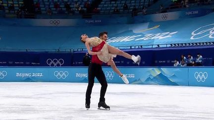 Le couple de patineurs Gabriella&nbsp;Papadakis&nbsp;et Guillaume&nbsp;Cizeron&nbsp;a décroché l'or olympique, lundi 14 février, la seule récompense qui lui avait échappé, grâce à une danse exceptionnelle.&nbsp;Elle leur a valu la meilleure note jamais attribuée dans la compétition. (FRANCE 2)