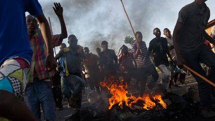 Des manifestants hostiles au pr&eacute;sident burundais Pierre&nbsp;Nkurunziza, le 4 mai 2015 &agrave;&nbsp;Bujumbura (Burundi). (PHIL MOORE / AFP)