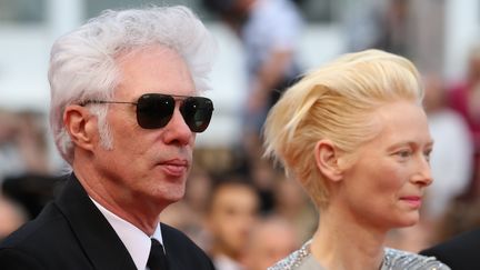 Le cinéaste Jim Jarmusch présente son film The Dead don't die en ouverture du festival. Il est accompagné de son actrice, Tilda Swinton. (VALERY HACHE / AFP)