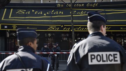 Des policiers montent la garde devant le Bataclan lors de la visite des lieux par la commission parlementaire chargée d'enquêter&nbsp;sur les attentats du 13 novembre, le 17 mars 2016. (ALAIN JOCARD / AFP)