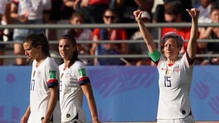 Les Américaines lors des huitièmes de finale de la Coupe du monde féminine de football face aux Espagnoles, à Reims (Marne), le 24 juin 2019. (LIONEL BONAVENTURE / AFP)