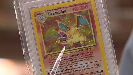 Cette carte Pokémon Dracaufeu a été vendue 9600 euros à&nbsp; Troyes le 15 juin dernier.&nbsp; (P. Cocquempot / France Télévisions)