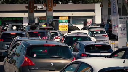 Carburant : doit-on craindre de nouvelles pénuries à cause de la ruée des automobilistes aux pompes ? (France 2)