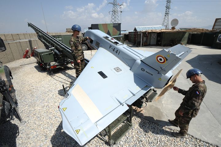 Des soldats fran&ccedil;ais pr&eacute;parant un drone de reconnaissance SDTI dans la province de la Kapisa, en Afghanistan, le 12 septembre 2011. (PASCAL GUYOT / AFP)