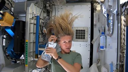 L'astronaute Karen Nyberg se lave les cheveux depuis la Station spatiale internationale, le 12 juillet 2013. (NASA / REUTERS )