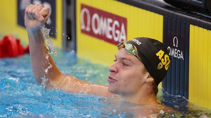 Le Français Léon Marchand exulte après sa victoire sur 200 mètres 4 nages à l'occasion du meeting (Pro Series) de Westmont (Etats-Unis), le 15 avril 2023. (MICHAEL REAVES / AFP)