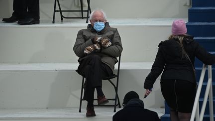 Bernie Sanders, vedette malgré lui de l'investiture de Joe Biden à la présidence américaine, grâce à la plus célèbre photo de la cérémonie, le 20 janvier 2021 à Washington. (BRENDAN SMIALOWSKI / AFP)