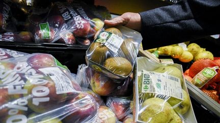 Des fruits et légumes emballés dans du plastique, le 13 octobre 2021, à Paris. (MAGALI COHEN / HANS LUCAS / AFP)