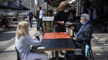 Dans l'Est de Santiago, il est possible de se faire servir en terrasse, uniquement, depuis le 2 septembre.&nbsp; (MARTIN BERNETTI / AFP)