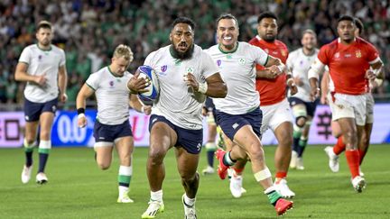 Le trois-quart centre irlandais Bundee Aki, auteur de deux essais lors de la large victoire contre les Tonga (59-16), le 16 septembre 2023. (DAMIEN MEYER / AFP)