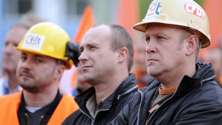 Des employ&eacute;s d'ArcelorMittal &eacute;coutent le repr&eacute;sentant de la CFDT, Edouard Martin, sur le site de Florange, le 9 octobre 2012.&nbsp; (JEAN-CHRISTOPHE VERHAEGEN / AFP)