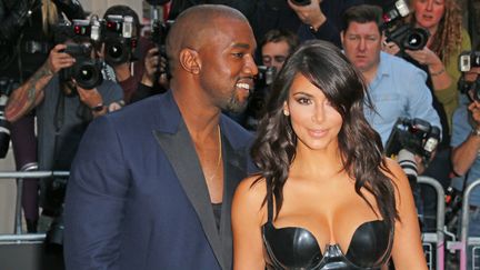 Le rappeur Kanye West et la starlette de t&eacute;l&eacute;r&eacute;alit&eacute; Kim Kardashian, le 2 septembre 2014 &agrave; Londres (Royaume-Uni). (CITIZENSIDE / RICHARD GOLDSCHMIDT / AFP)