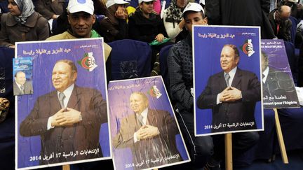 Des partisans du président algérien Abdelazziz Bouteflika le 26 mars 2014, à Tlemcen (Algérie).&nbsp; (FAROUK BATICHE / AFP)