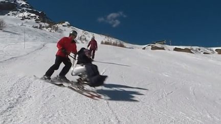 Les pensionnaires d'une maison de retraite se sont rendus sur les pistes des Alpes-de-Haute-Provence. (CAPTURE D'ÉCRAN FRANCE 3)