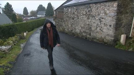 Pierre Birnbaum dans les rues d'Omex, le village où il fut cachée enfant chez des Justes. (E. Fillon / France Télévisions)