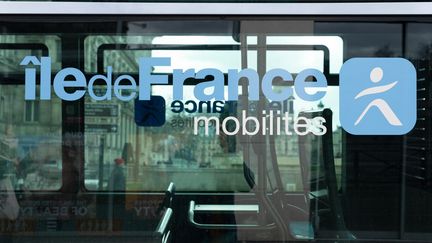 Le logo d'Ile-de-France Mobilités sur une fenêtre de bus, le 3 décembre 2023. (MAURIZIO ORLANDO / HANS LUCAS / AFP)