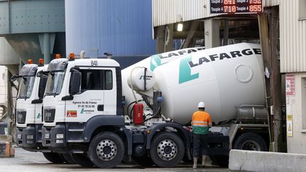 Un camion de la cimenterie Lafarge sort d'une usine parisienne, le 22 février 2016. (JACKY NAEGELEN / REUTERS)