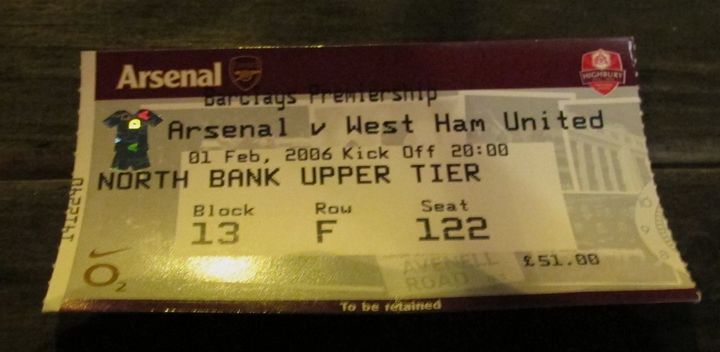 Un ticket pour un match Arsenal-West Ham en 2006, dont le prix est sensiblement le m&ecirc;me en 2013. (PIERRE GODON / FRANCETV INFO)