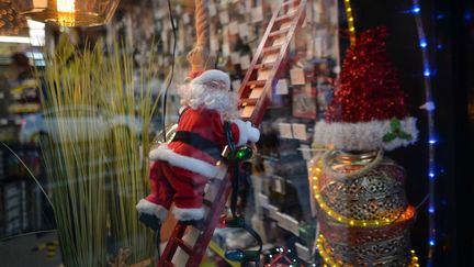 Une figurine du Père Noël dans un magasin à Dublin, en Irlande, le 14 décembre 2020. (ARTUR WIDAK / NURPHOTO / AFP)