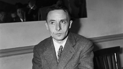 Julien Gracq le 8 décembre 1951 à Paris, à l'époque où il refusa le Prix Goncourt pour "Le Rivage des Syrtes" (ECLAIR MONDIAL / SIPA)