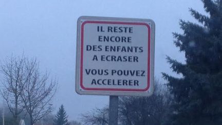 La mairie de Breteni&egrave;res (C&ocirc;te-d'Or) a install&eacute; un panneau teint&eacute; de second degr&eacute; pour demander aux automobilistes de lever le pied. (DR)