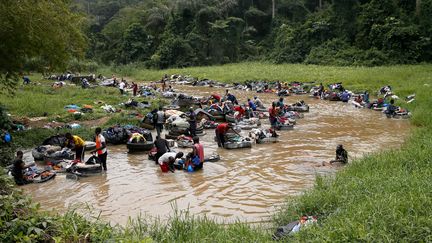 Les fanicos, lavandiers d'Abidjan, travaillent au beau milieu de la rivière Banco. (MAHMUT SERDAR ALAKUS / ANADOLU AGENCY)