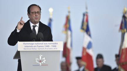 François Hollande prononce un discours en hommage aux Tsiganes internés pendant la seconde guerre mondiale, le 29 octobre 2016&nbsp;dans l'ancien camp de&nbsp;Montreuil-Bellay (Maine-et-Loire). (JEAN-SEBASTIEN EVRARD / AFP)