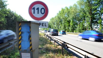 Un radar vandalis&eacute; sur l'autoroute A2 &agrave; Valenciennes (Nord), le 2 juin 2011. (FRANCOIS LO PRESTI / AFP)