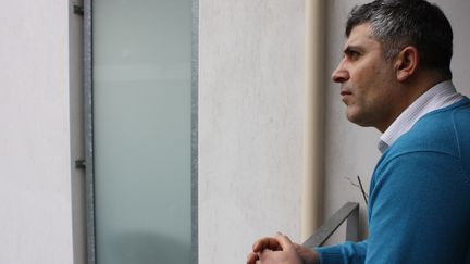 Abdulrahman, au balcon de son appartement de Rennes, le 11 mars 2016.&nbsp; (THOMAS BRONNEC / FRANCETV INFO)