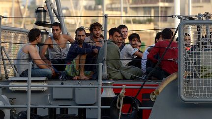 Des migrants rescap&eacute;s du naufrage dans les eaux maltaises arrivent &agrave; La Vallette (Malte), le 12 octobre 2013. (MATTHEW MIRABELLI / AFP)