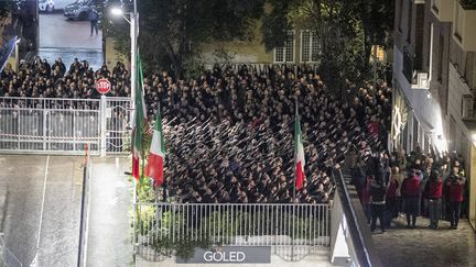 Des participants à un rassemblement semblent reproduire le salut fasciste italien, le 7 janvier 2024 à Rome. (FRANCESCO BENVENUTI / AP / SIPA)