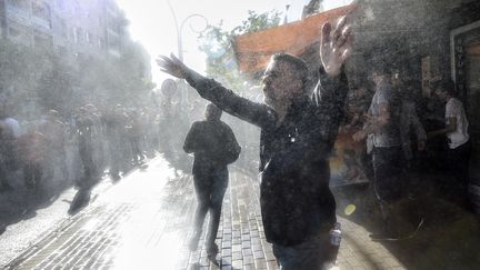 Gaz lacrymog&egrave;ne et canons &agrave; eau sur des manifestations &agrave; Soma (Turquie) (BULENT KILIC / AFP)