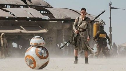 Le robot BB 8 au coôté de Dausy Ridley dans "Star Wars : Episode VII - Le Réveil de la Force" de J. J. Abrams
 (Lucasfilm Ltd.)