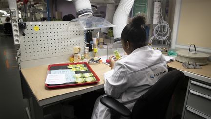 Une employée française de Safran, à Gennevilliers&nbsp;(Hauts-de-Seine), le 6 février 2019.&nbsp; (THOMAS SAMSON / AFP)