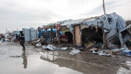 Un migrant à proximité d'habitations détruites lors du démantèlement d'une partie de la "jungle" de Calais (Pas-de-Calais), le 10 mars 2016. (DENIS CHARLET / AFP)