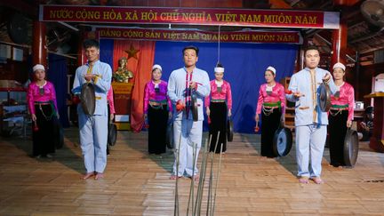 Spectacle folklorique à la salle polyvalente du village de Xom Hai, au Vietnam.&nbsp;Les populations sont associées au développement touristique.
 (EMMANUEL LANGLOIS)