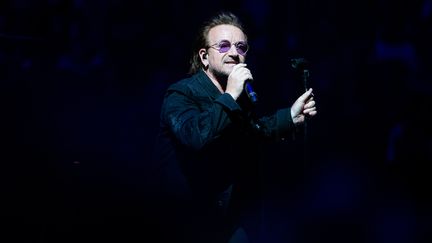 Le chanteur du groupe irlandais U2, Bono, lors d'un concert à Berlin (Allemagne), le 1er septembre 2018.&nbsp; (PAUL ZINKEN / DPA / AFP)