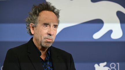 Le réalisateur américain Tim Burton pose pour l'ouverture du film "Beetlejuice Beetlejuice" le 28 août 2024 lors du 81e Festival international du film de Venise. (ALBERTO PIZZOLI / AFP)