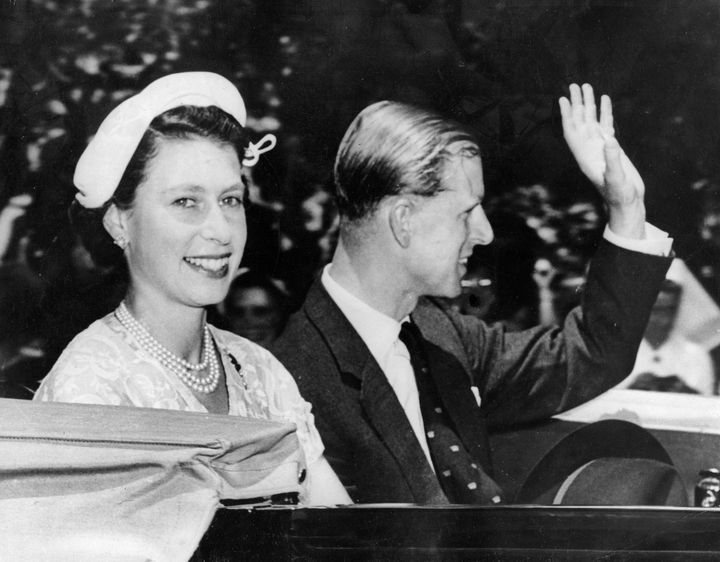 La reine Elizabeth II et le prince Philip, le 11 février 1954, à Sydney (Australie), lors d'une visite officielle. (KEYSTONE PICTURES USA / MAXPPP)