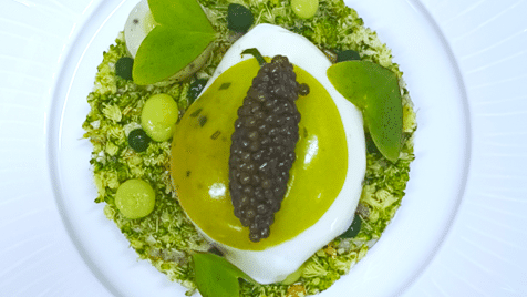 L'œuf parfait au caviar, esturgeon fumé et brocoli râpé signé Mathis Debize, à Cognac. (LES FOUDRES)