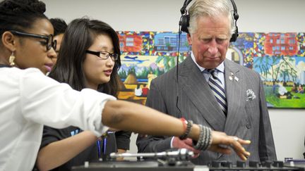 Le prince Charles aka DJ Royal Cheese. S'il lui faut un peu de temps pour ma&icirc;triser les machines, Charles devrait assurer en DJ... (REUTERS)