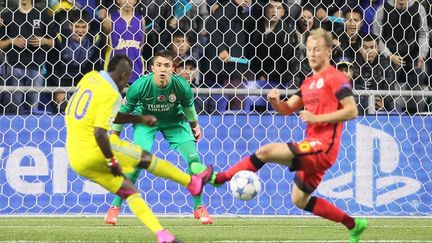 Le joueur d'Astana, Kethevgama, tente sa chance face à la défense de Galatasaray et son gardien de but, Fernando Muslera (STANISLAV FILIPPOV / AFP)